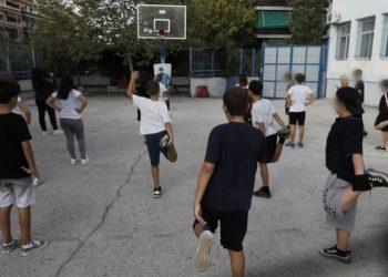 Σχολεία: Ανοίγουν με μάσκες παντού και περισσότερα τεστ