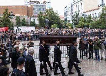 Η Ελλάδα αποχαιρετά τον Μίκη Θεοδωράκη πριν το τελευταίο ταξίδι στον Γαλατά Χανίων –