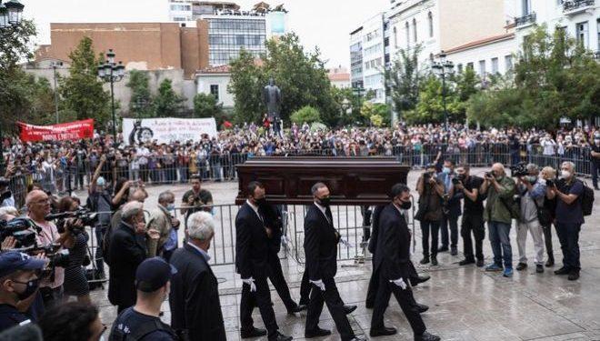 Η Ελλάδα αποχαιρετά τον Μίκη Θεοδωράκη πριν το τελευταίο ταξίδι στον Γαλατά Χανίων –