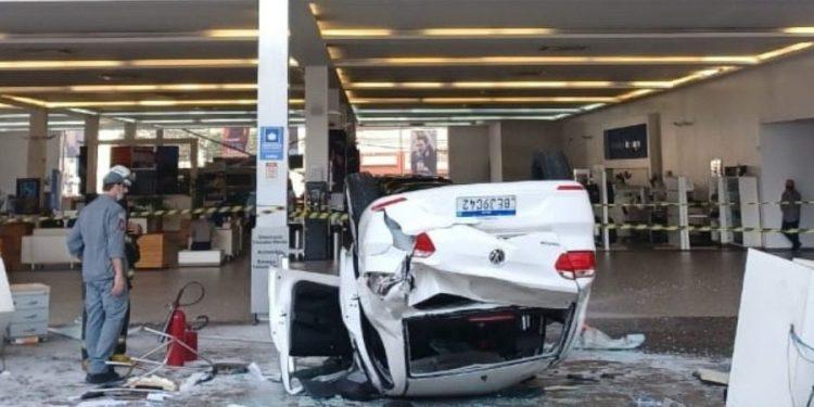 Βραζιλία: Αυτοκίνητο έπεσε από τον 2ο όροφο και καταπλάκωσε δύο ρεσεψιονίστ