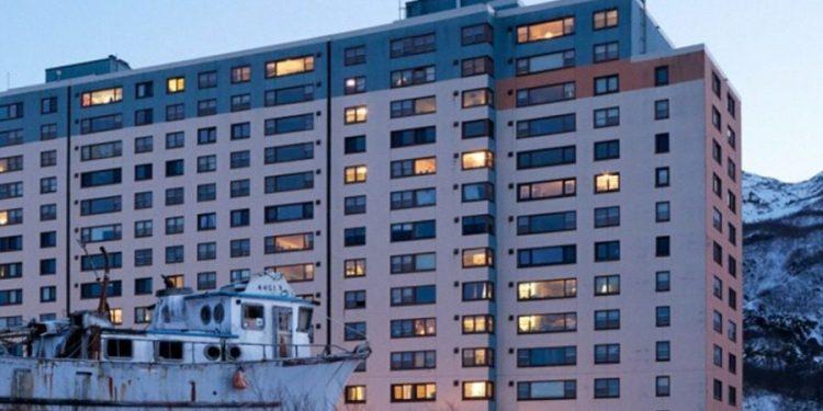 Πού βρίσκεται η πόλη που ζουν όλοι σε ένα μόνο κτίριο