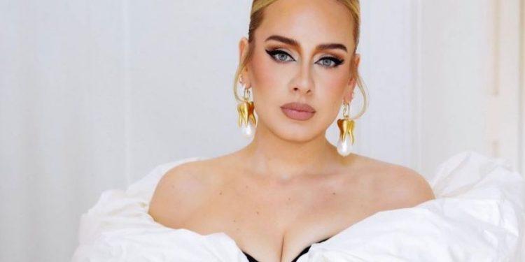 Εντυπωσιακή επιστροφή της Αντέλ με το «Easy On Me» – Δείτε το ασπρόμαυρο βίντεο κλιπ