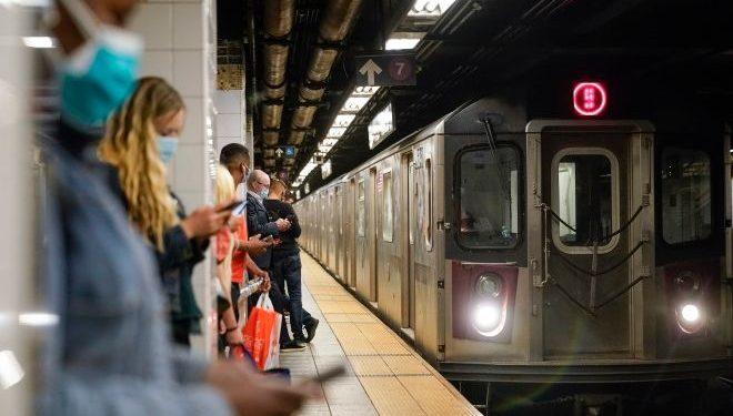 Σοκ στις ΗΠΑ: Γυναίκα έπεσε θύμα βιασμού στο μετρό και οι επιβάτες τραβούσαν βίντεο