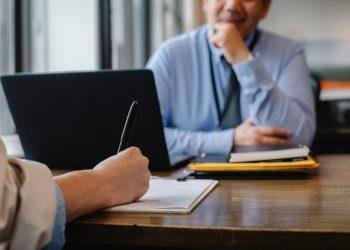 Εάν έχετε συνέντευξη για δουλειά, μην φορέσετε αυτό το χρώμα