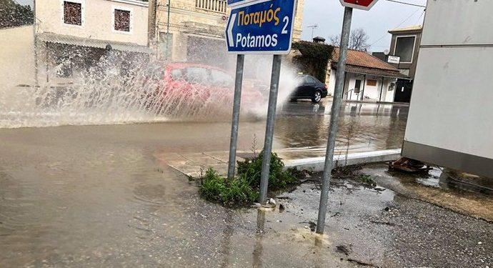 Κακοκαιρία – Η «Αθηνά» πλήττει το Ιόνιο – Πλημμυρισμένοι δρόμοι, κλειστά σχολεία, διακοπές ρεύματος