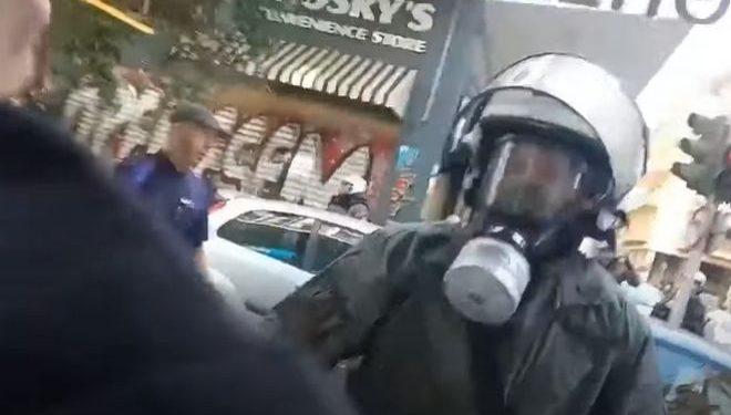 Ντοκουμέντο: Η στιγμή που αφιονισμένος άνδρας των ΜΑΤ σπάει κατάστημα και τραυματίζει κοπέλα