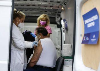 Νέα μέτρα – Πρόστιμο 100 ευρώ ανά μήνα σε ανεμβολίαστους άνω των 60 ετών