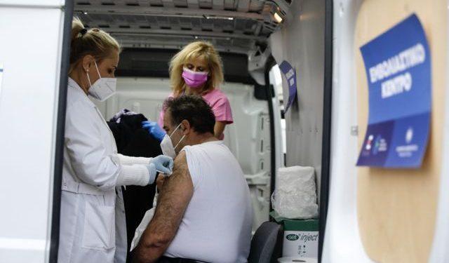 Νέα μέτρα – Πρόστιμο 100 ευρώ ανά μήνα σε ανεμβολίαστους άνω των 60 ετών