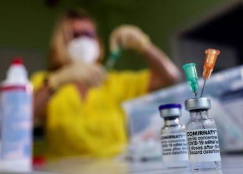 Κοροναϊός – Γιατί προσβάλλονται και οι πλήρως εμβολιασμένοι;