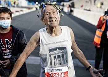 Μαραθώνιος – Μαθήματα δύναμης από τον 90χρονο Στέλιο Πρασσά – Τερμάτισε μαζί με τα εγγόνια του