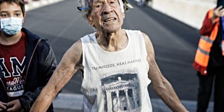 Μαραθώνιος – Μαθήματα δύναμης από τον 90χρονο Στέλιο Πρασσά – Τερμάτισε μαζί με τα εγγόνια του