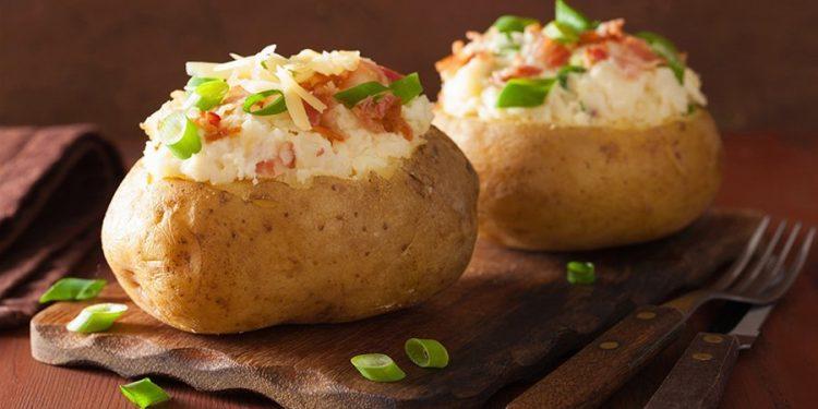 ΓΕΜΙΣΤΕΣ ΠΑΤΑΤΕΣ ΜΕ ΜΠΕΪΚΟΝ ΚΑΙ ΤΥΡΙΑ