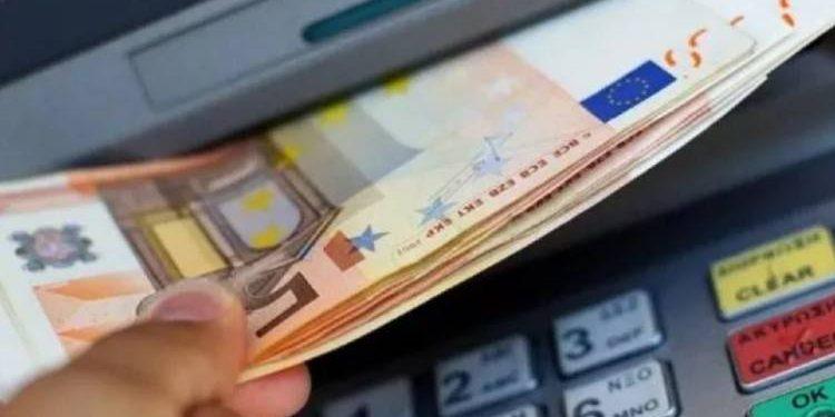 Ελάχιστο εγγυημένο εισόδημα: Διπλή ενίσχυση τα Χριστούγεννα για 200.000 ευάλωτα νοικοκυριά