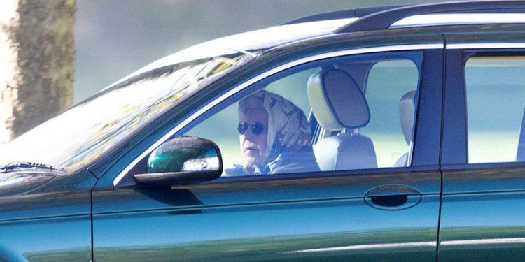 Από το νοσοκομείο στο τιμόνι η βασίλισσα Ελισάβετ – Η βόλτα γύρω από το Κάστρο του Ουίνδσορ