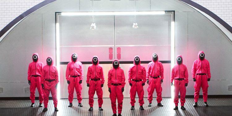 Τι σημαίνουν τελικά τα σύμβολα που εμφανίζονται παντού στο Squid Game