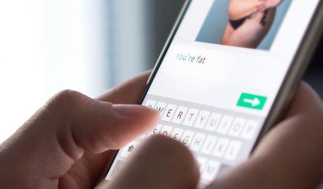 Βόλος – 26χρονη υποδύθηκε τον άνδρα και έστελνε γυμνές φωτογραφίες σε ανήλικη για να τη «ρίξει»