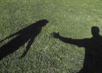 Νεαρή καταγγέλλει ότι άγνωστοι την έβαλαν σε αυτοκίνητο, την λήστεψαν και την θώπευσαν