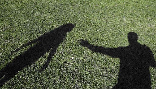 Νεαρή καταγγέλλει ότι άγνωστοι την έβαλαν σε αυτοκίνητο, την λήστεψαν και την θώπευσαν