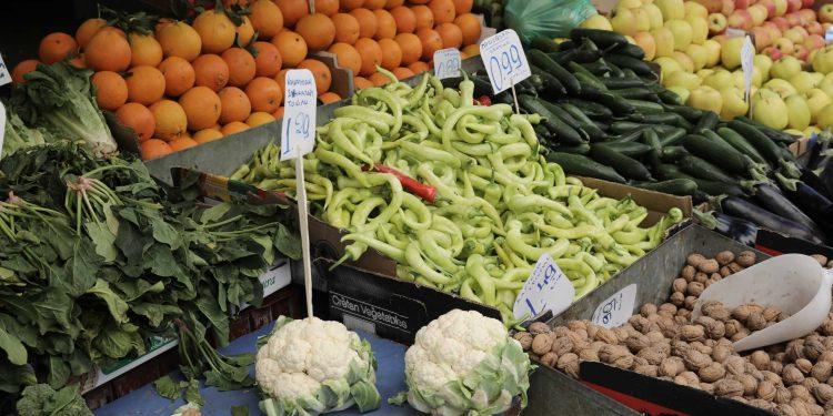 Η ακρίβεια επιμένει και τρομάζει: Τρόπους για να μπει φρένο αναζητούν την κυβέρνηση