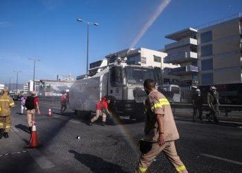 Επεισόδια στην Κηφισίας: Καταγγελία για τραυματισμό πυροσβέστη από κροτίδα αστυνομικών