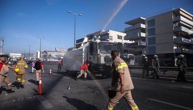 Επεισόδια στην Κηφισίας: Καταγγελία για τραυματισμό πυροσβέστη από κροτίδα αστυνομικών