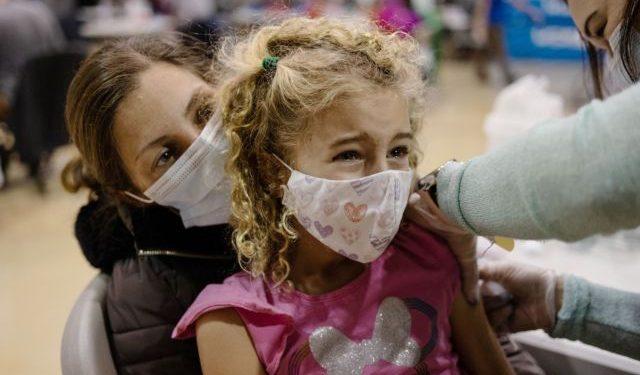 Μάριος Θεμιστοκλέους: Οι παιδίατροι θα μπορούν να εμβολιάζουν και συνοδούς | Και 4η δόση για κάποιους