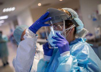 Κορωνοϊός: Τα πιθανά σενάρια του κύματος της μετάλλαξης «Όμικρον».