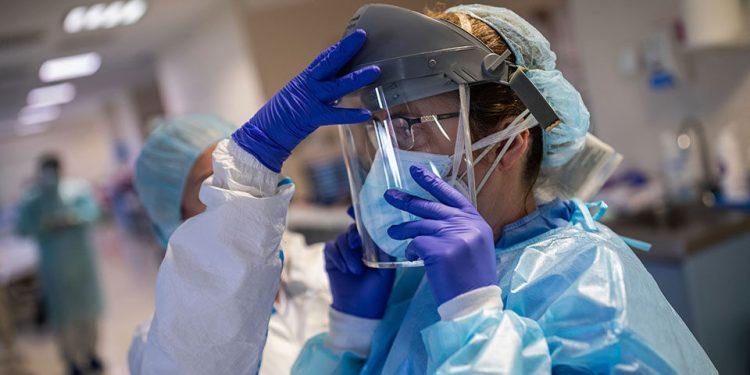 Κορωνοϊός: Τα πιθανά σενάρια του κύματος της μετάλλαξης «Όμικρον».