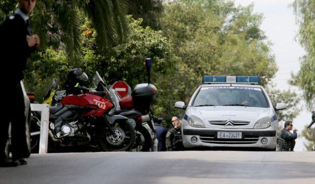 Δολοφονία στη Γλυφάδα – Σκότωσε τον σύντροφο της μητέρας του και παραδόθηκε