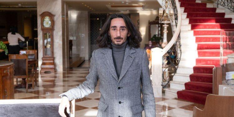 «Casa De Papel»: Ισως και να μην τελείωσε, λέει ο μοντέρ της σειράς Κανείς δεν μπορεί να αποκλείσει ο τελευταίος κύκλος της δημοφιλούς σειρά του Netflix «La Casa de Papel» να μην είναι τελικά ο τελευταίος δηλώνει ο μοντέρ της σειράς, Ραούλ Μόρα.