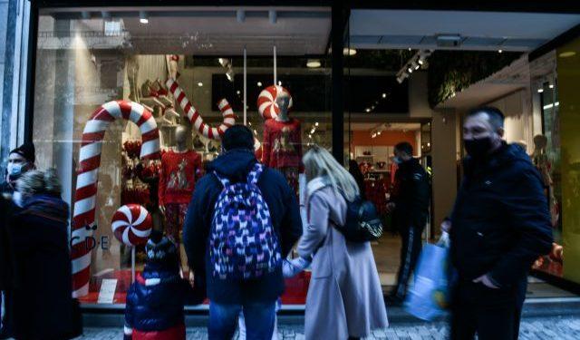 Παραμονή Πρωτοχρονιάς – Πώς λειτουργούν σήμερα καταστήματα, σούπερ μάρκετ και τράπεζες