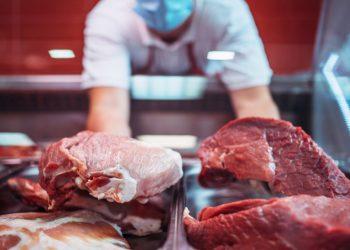 Πάτρα – Κρεοπώλης με κοροναϊό εξυπηρετούσε κανονικά πελάτες-«Λουκέτο» και πρόστιμο 5.000 ευρώ