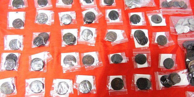 Σέρρες: Πατέρας και κόρη κατείχαν πάνω από 500 αρχαία νομίσματα μεγάλης αξίας.