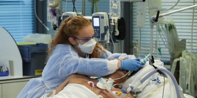 Όμικρον – Εξαπλώνεται γρήγορα γιατί μολύνει ταχύτατα και όσους έχουν ήδη νοσήσει