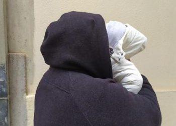 Η αλληλεγγύη των γειτόνων έσωσε μητέρα και κόρη από την ενδοοικογενειακή βία στην Καλλιθέα