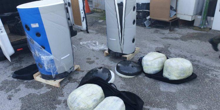 Γιάννενα – Είχαν κρύψει τα ναρκωτικά μέσα σε θερμοσίφωνα – Η στιγμή που τα εντοπίζει η αστυνομία