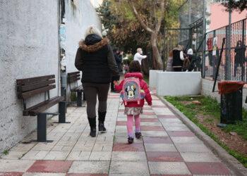 Σχολεία: Ανιχνεύθηκαν 14.000 κρούσματα μέσω των self test.