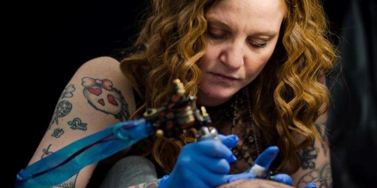 Τατουάζ: Ποια χρωματιστά μελάνια απαγορεύονται από αύριο στην ΕΕ.