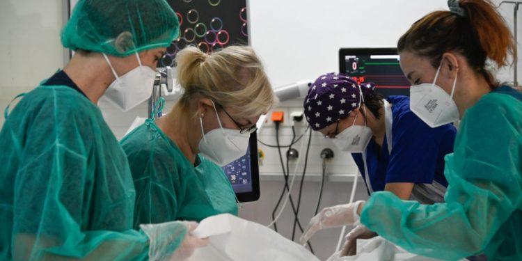 Καπραβέλος – Οι εισηγήσεις για μαζικό εμβολιασμό και γιατί δεν πρέπει να ανοίξουν τα σχολεία.