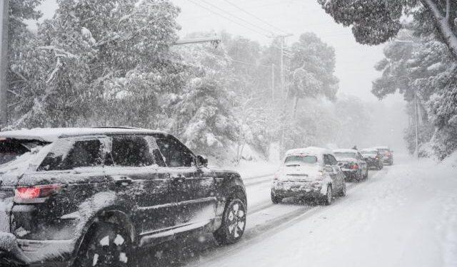 Κακοκαιρία «Ελπίδα»: Πέντε παιδιά ανάμεσα στους ανθρώπους που απεγκλώβισαν στο Ηράκλειο