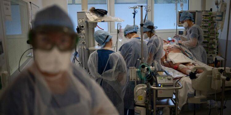 Κορονοϊός: Προβληματισμός και διαφωνίες για τον μεγάλο αριθμό θανάτων – Πώς εξηγούν το φαινόμενο οι ειδικοί.