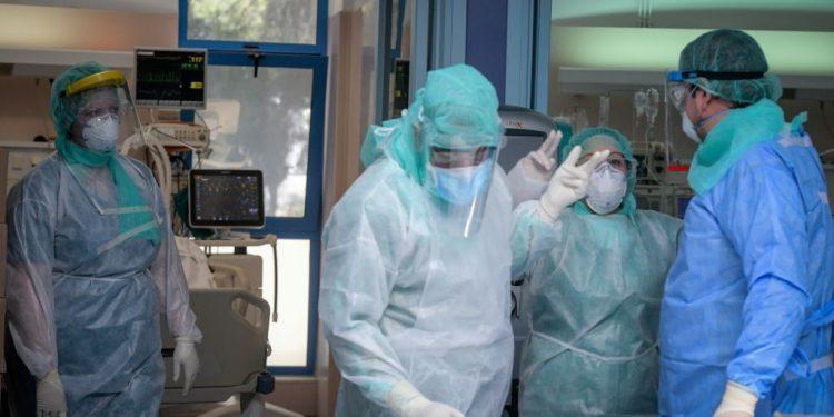 Ο κορονοϊός εξαπλώνεται σε καρδιά και εγκέφαλο – Επιβιώνει για μήνες σε διάφορα όργανα.