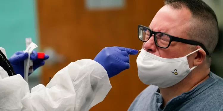 Προειδοποίηση FDA για τα self test: Μην τα χρησιμοποιείτε στον λαιμό αντί για τη μύτη.