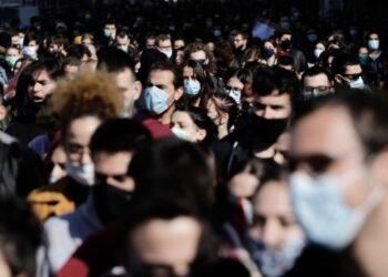 Κοροναϊός: Η πανδημία δεν έχει τελειώσει λέει ο Βατόπουλος παρά την πτώση στα κρούσματα και στις νοσηλείες.