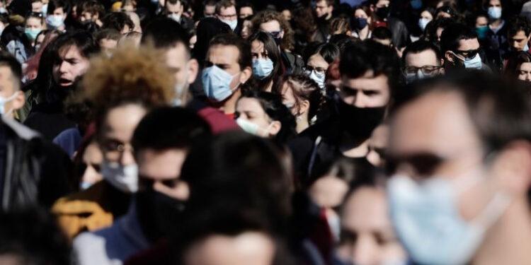 Κοροναϊός: Η πανδημία δεν έχει τελειώσει λέει ο Βατόπουλος παρά την πτώση στα κρούσματα και στις νοσηλείες.