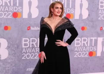 Η Adele στα Brit Awards 2022 με μαύρη μάξι τουαλέτα – Η λεπτομέρεια που προσθέτει ενδιαφέρον