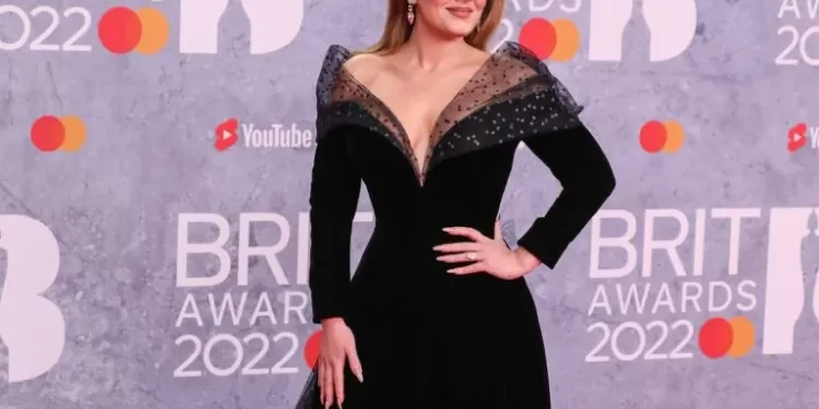 Η Adele στα Brit Awards 2022 με μαύρη μάξι τουαλέτα – Η λεπτομέρεια που προσθέτει ενδιαφέρον