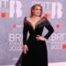 Η Adele στα Brit Awards 2022 με μαύρη μάξι τουαλέτα – Η λεπτομέρεια που προσθέτει ενδιαφέρον