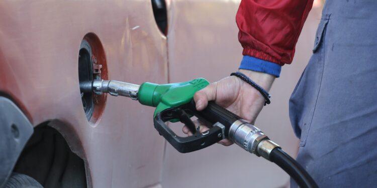 “Καίει” η τιμή της βενζίνης: Ποιοι πλήττονται περισσότερο.