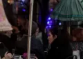 “Κλείδωσαν” τα νέα μέτρα: Επιστρέφουν οι σχολικές εκδρομές και οι όρθιοι στα μπαρ – Αυξάνεται η χωρητικότητα στα γήπεδα.
